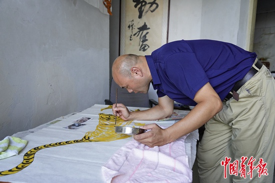 　　张杰正在画虎。