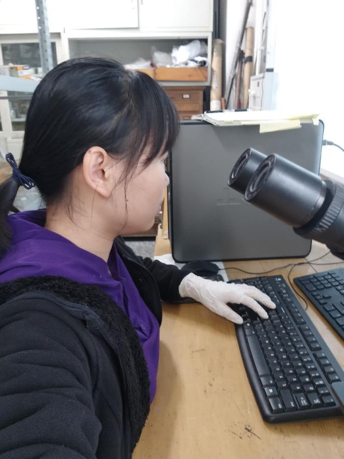 北京市第三十五中学学生刘楚骅在做科学实验。