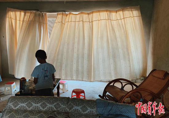 孩子在烂尾楼内房屋的客厅玩耍。