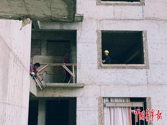  业主们自发维修烂尾楼。