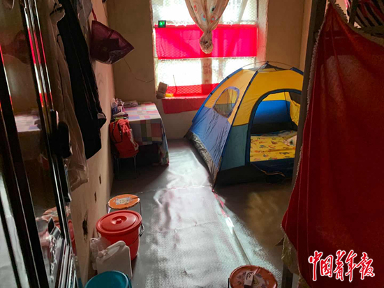  烂尾楼内，三口之家陈设简单。