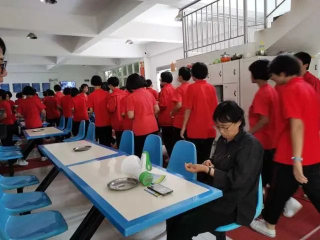 张桂梅督促学生尽快就餐。