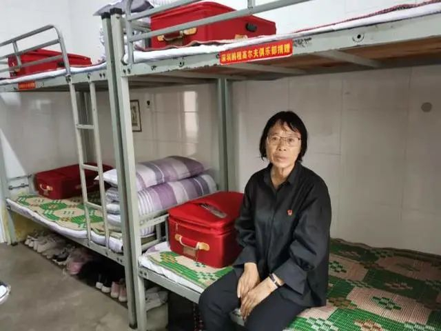 张桂梅在女生宿舍楼。