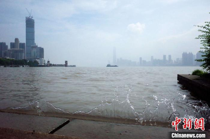 汉阳南岸嘴堤段，涌动的江水拍打岸边台阶 张畅 摄