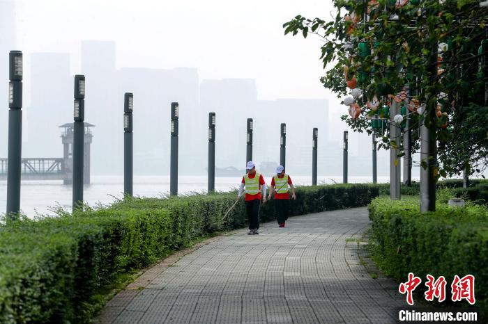 汉阳南岸嘴堤段，防汛人员正在巡堤 张畅 摄