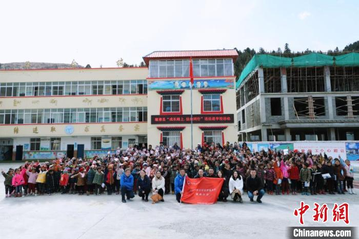 成都高新区党员律师深入四川省阿坝州壤塘县，参与“成长路上 法治同行”送法进学校活动。成都市高新区政法委供图