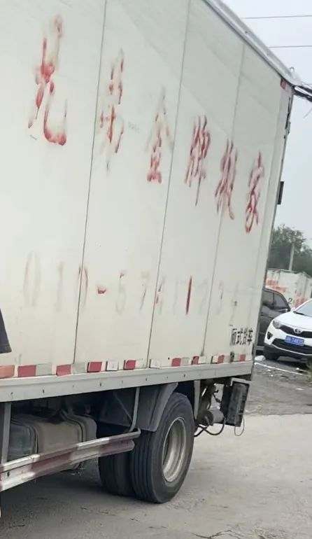 ▲7月28日，小武基村内，随处可见搬家公司货车。新京报实习生 高欣然 摄