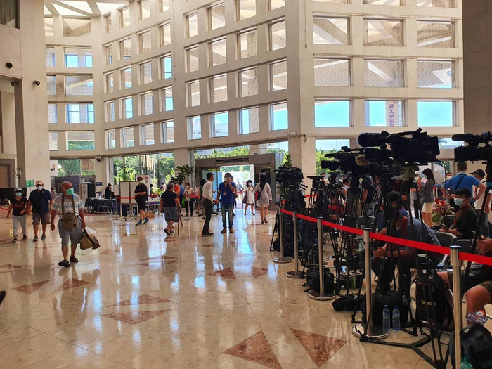 大批媒体记者在荣总等候消息 图自台媒“联合新闻网”