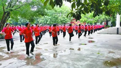 女生们在教学楼前跳课间操。本文照片均由中青报·中青在网见习记者 尹海月/摄