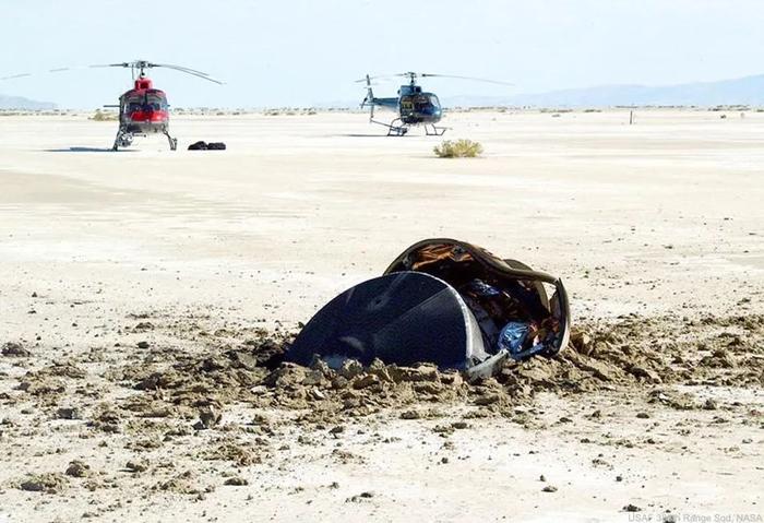 两直升机努力追逐，从太空而来碟状胶囊坠毁沙漠，发生戏剧性一刻