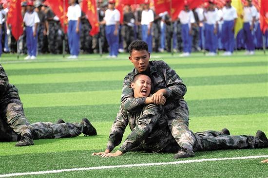 广附国防教育：学生在汗水中历练 挥洒出别样的青春