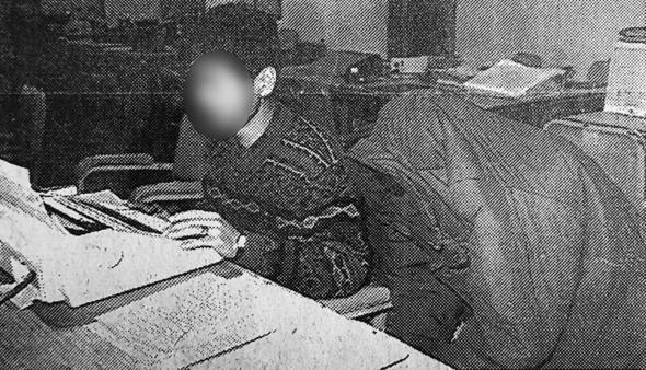 ▲1994年，李春载因奸杀妻妹被逮捕，图片中他用衣服蒙住了头部。图据韩联社