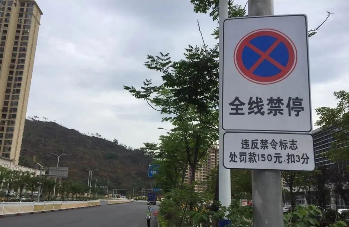 骑电动车撞上违停汽车责任是谁 骑电动车撞停路边车辆怎么办