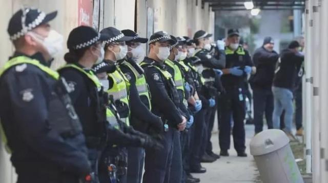 悉尼超市员工确诊，50人紧急隔离，无数维州人出逃，警察设障抓捕