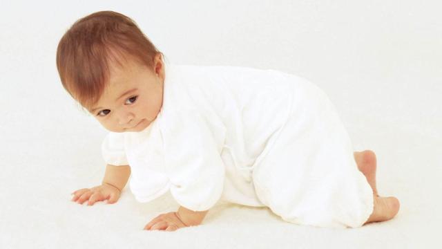 宝宝超过特定月龄，还是紧握拳头或无法抬头，可能是脑瘫预警