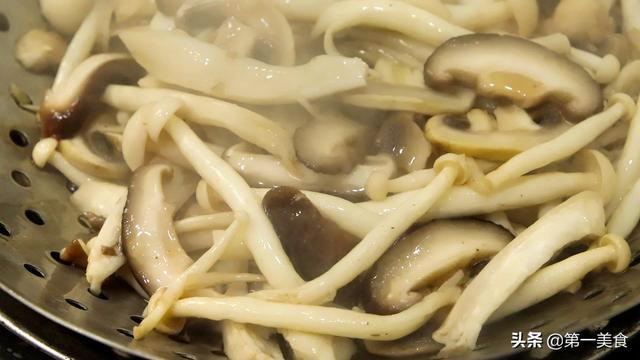 厨师长教你做“干锅杂菌”，这做法简单易学，越吃越香越入味