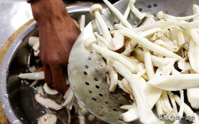 厨师长教你做“干锅杂菌”，这做法简单易学，越吃越香越入味