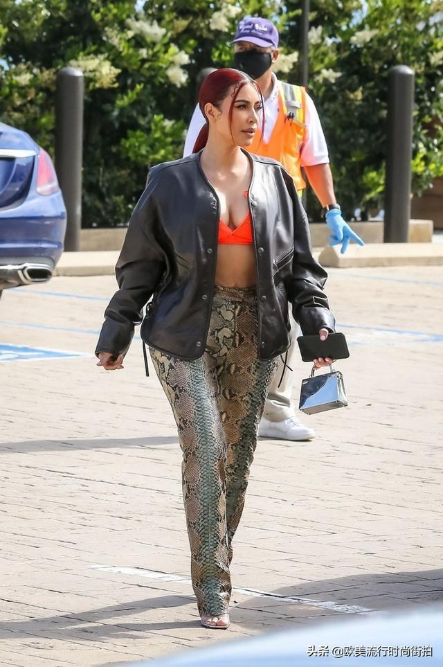 金·卡戴珊（Kim Kardashian）在马里布展示她的新红发
