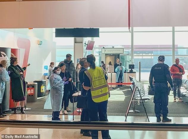 悉尼超市员工确诊，50人紧急隔离，无数维州人出逃，警察设障抓捕