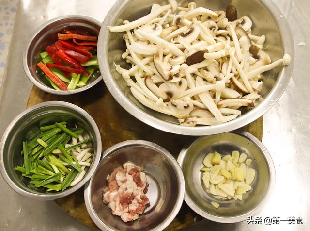 厨师长教你做“干锅杂菌”，这做法简单易学，越吃越香越入味