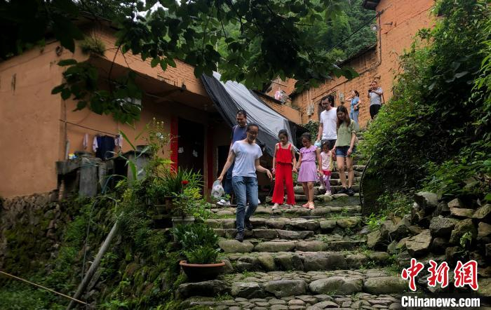 图为：游客在松阳县中国传统村落游玩。　商泽阳 摄