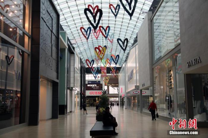 当地时间3月18日，加拿大多伦多大型商场约克戴尔(Yorkdale)购物中心内一片冷清，商场内绝大部分商铺已停业。 中新社记者 余瑞冬 摄
