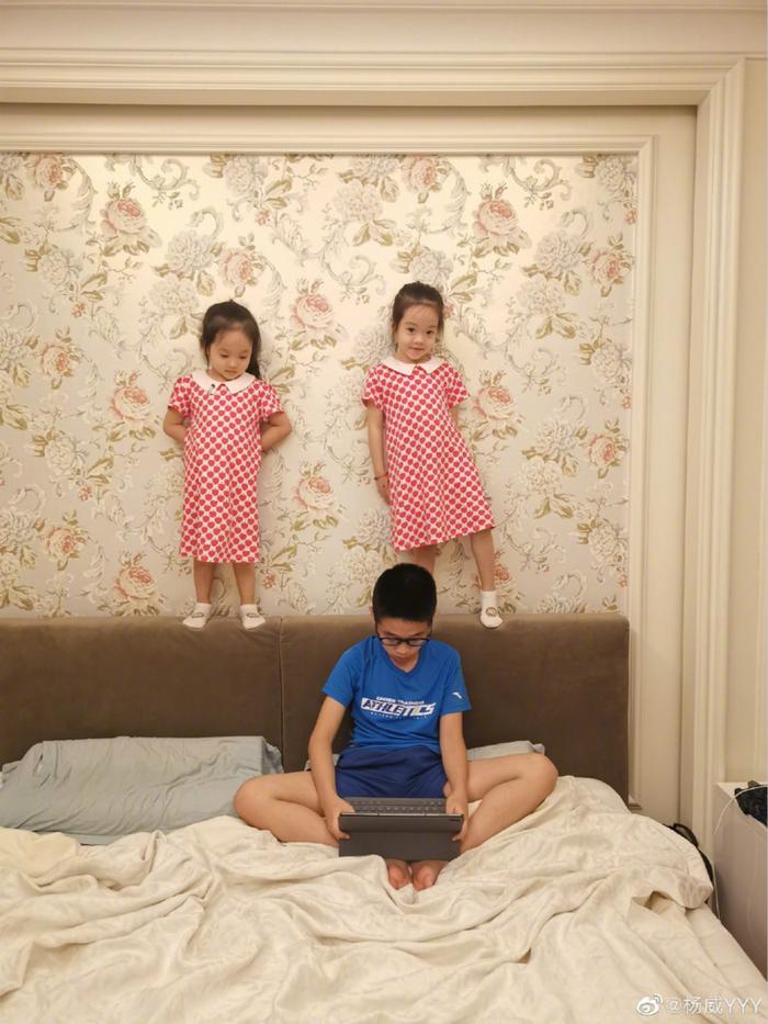杨威晒三子女在豪宅玩耍照，双胞胎女儿越长越不像，身高差明显