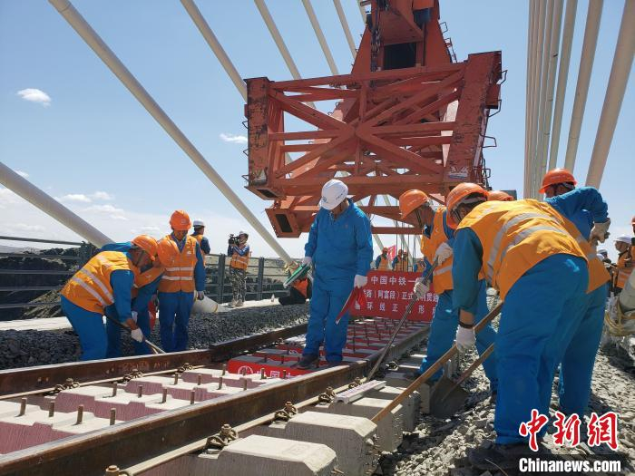 阿富准铁路位于新疆维吾尔自治区阿勒泰地区及昌吉州境内，全长420公里。　穆志鹏 摄