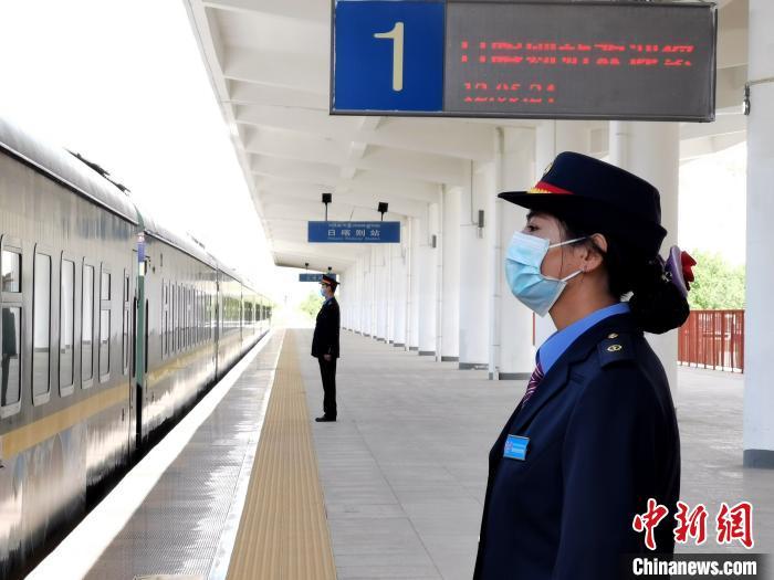 青藏铁路拉萨车务段迎暑运首日 旅客“变身”体验乘务工作