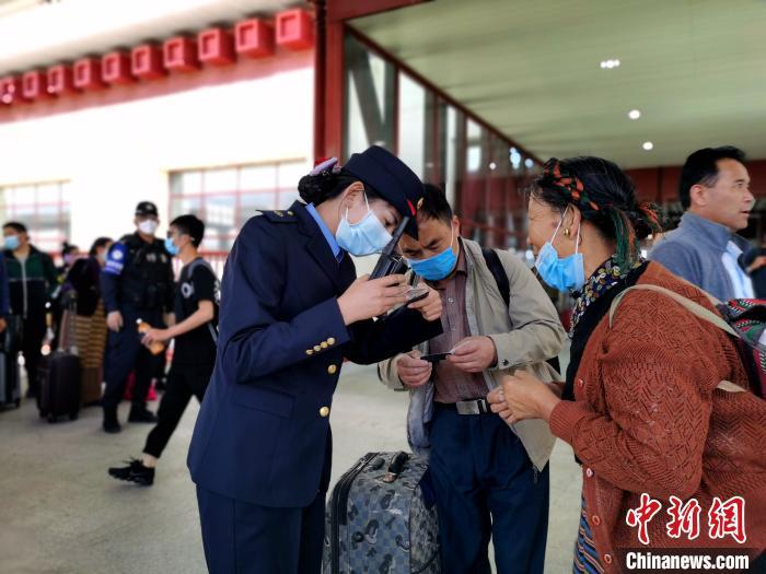 青藏铁路拉萨车务段迎暑运首日 旅客“变身”体验乘务工作