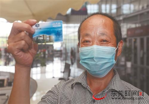 ■吴桂春找到新工作后，重新办了读者证 记者 郑志波 摄