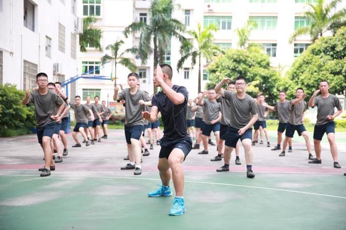 广附国防教育：学生在汗水中历练 挥洒出别样的青春