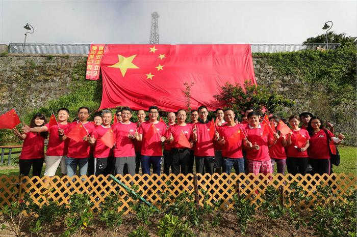 五星红旗在香港太平山顶飘扬