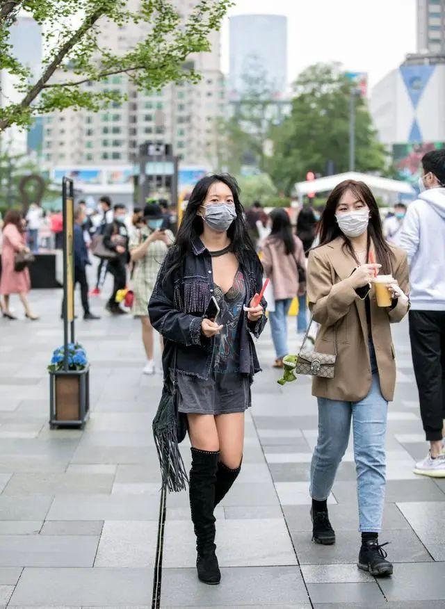 出门不知道穿什么衣服？可以先来试一下黑顺色搭配，不撞衫更洋气