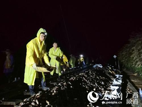 桂林工务段发挥合力共保铁路运输安全