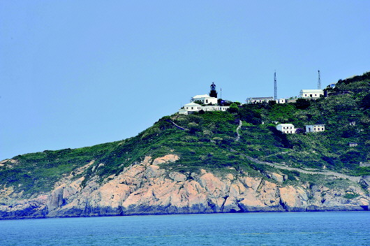 浙江花鸟岛上的花鸟灯塔远眺。新华社记者张建松摄