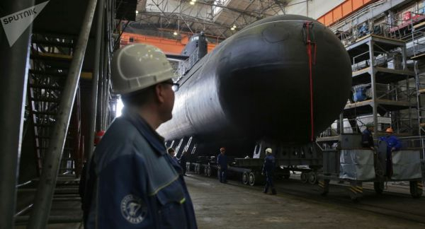 资料图片：俄船厂内的基洛级常规潜艇。（俄国防部官网）