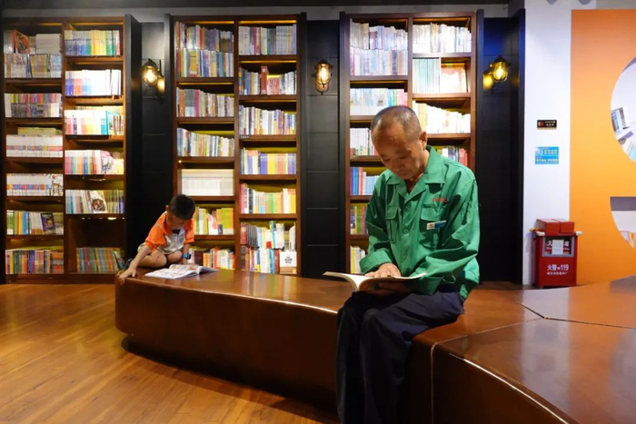 吴桂春在图书馆读书。本报记者邓瑞璇摄