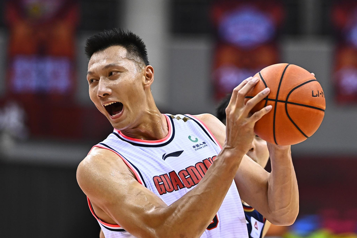 CBA|易建联1分力压周琦 当选CBA常规赛MVP