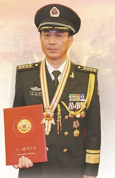 韦昌进获颁“八一勋章”