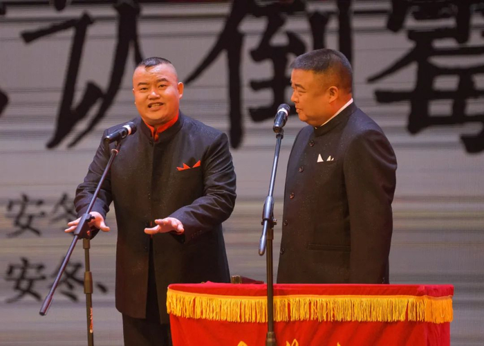 安冬原创相声专场，左一为安冬，左二为其搭档邵权。安冬供图