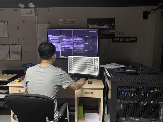 首都电影院西单店，放映经理正在查看影厅监控