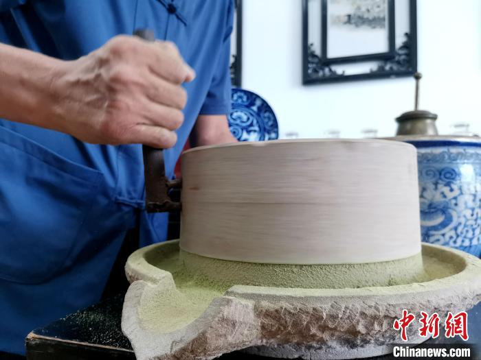 图为磨出的原料粉末。　郝学娟 摄