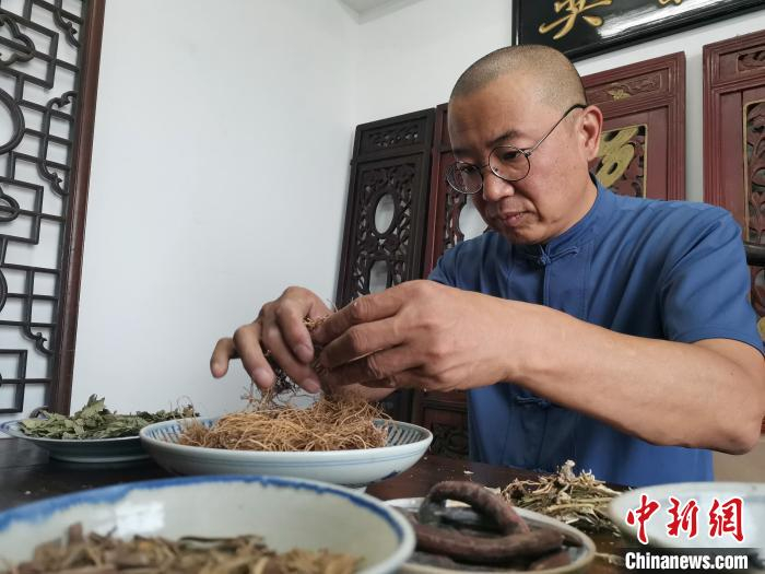 图为王昱处理原材料。　郝学娟 摄