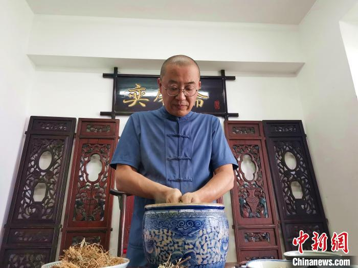 选材、揉碎、捣烂、混合、发酵、加料、封缸、陈化……王昱介绍说，鼻烟制作工艺繁琐复杂，制作周期要三四年以上，从选材开始就影响了鼻烟的质量。　郝学娟 摄