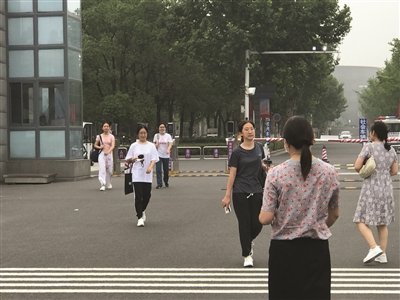 　　考试结束，考生陆续出考场 杨甜子 摄