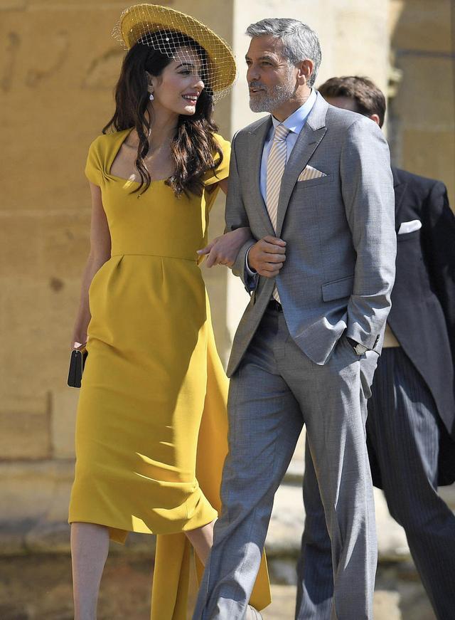 克鲁尼娇妻Amal简直完美，穿黄色连衣裙配礼帽，气质甩超模几条街