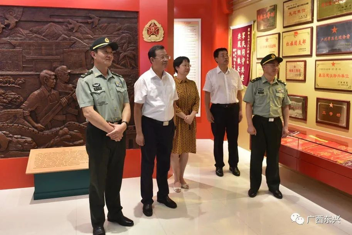 韦昌进（右）参加走访慰问活动