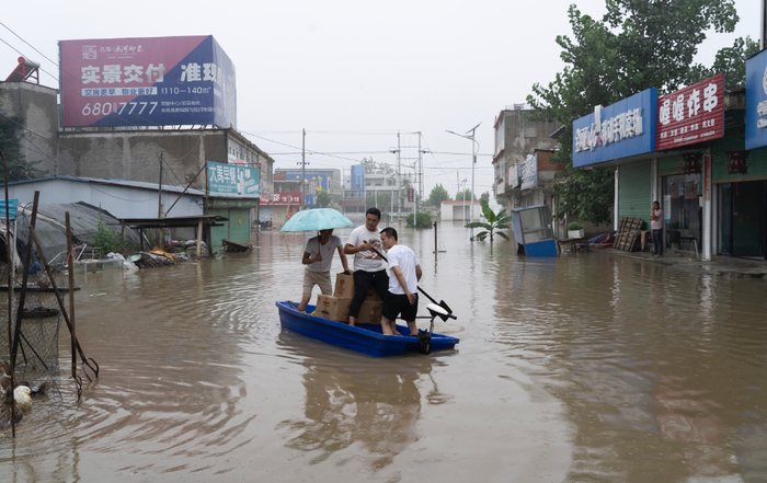 ▲老观乡被淹的街道，佘文武和邻居们划船到电器行，想再抢救出一些物品。新京报记者 解蕾摄 