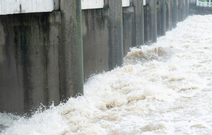 ▲淮河水从王家坝闸的13孔闸门里汹涌而出，流向濛洼蓄洪区。新京报记者解蕾摄 
